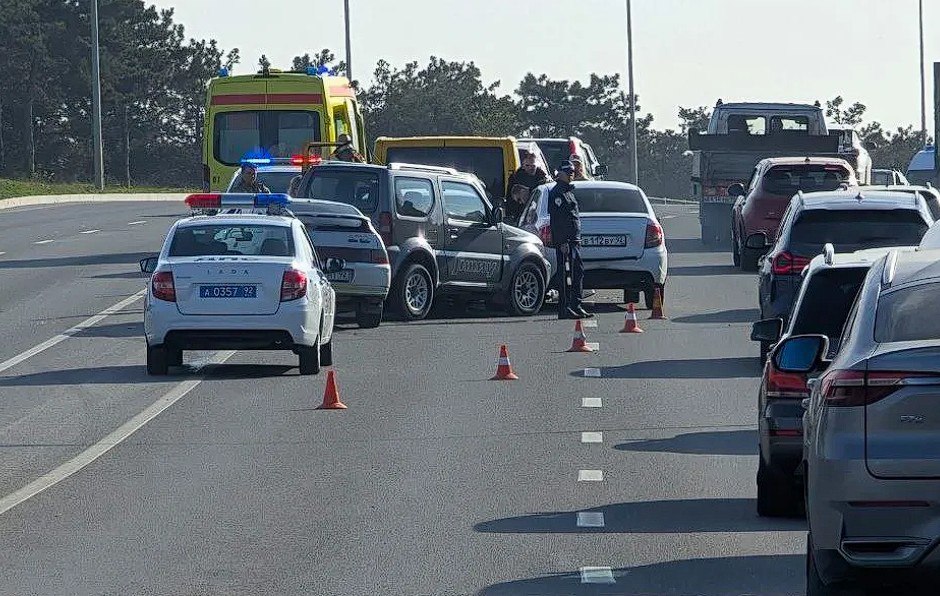 На Камышовом шоссе произошло массовое ДТП – столкнулись сразу шесть автомобилей