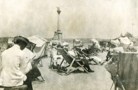Отдыхающие на Приморском бульваре, 1917 год