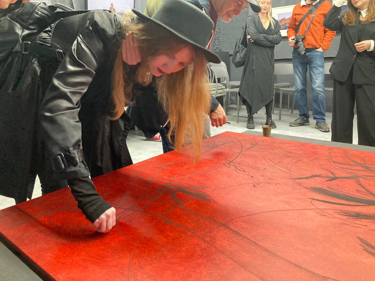 Сотни тысяч погибших улиток, сгоревшие травинки, похожие на хрусталь, — всё это стало материалом для искусства, которое не эксплуатирует страдание, а вселяет надежду