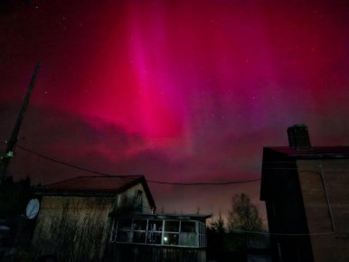 Мощнейшая магнитная буря стала причиной необычайно яркого и широкомасштабного ярко-красного полярного сияния