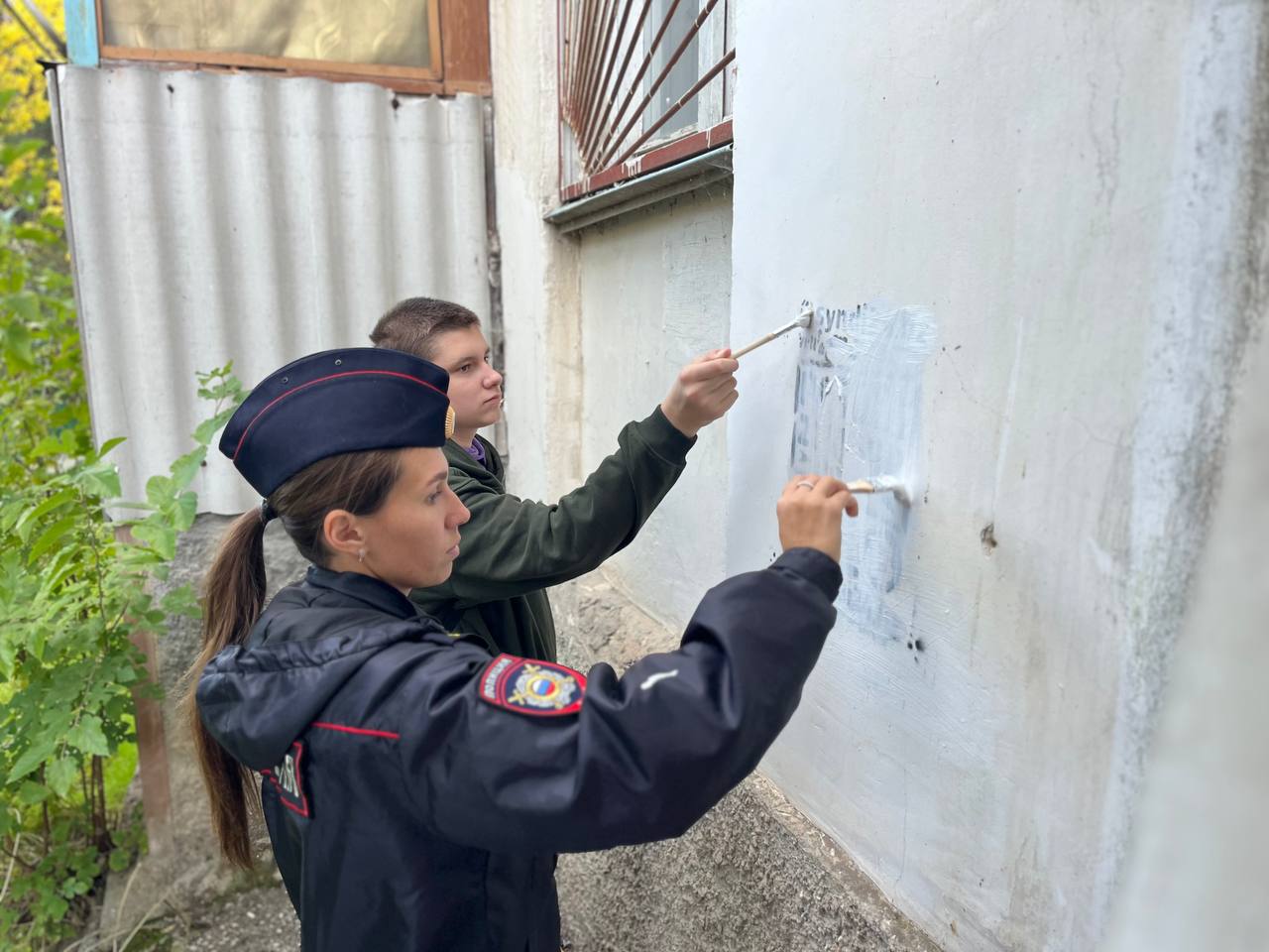 В Севастополе сотрудники полиции вместе с волонтёрами ликвидировали более 200 рекламных надписей наркотиков