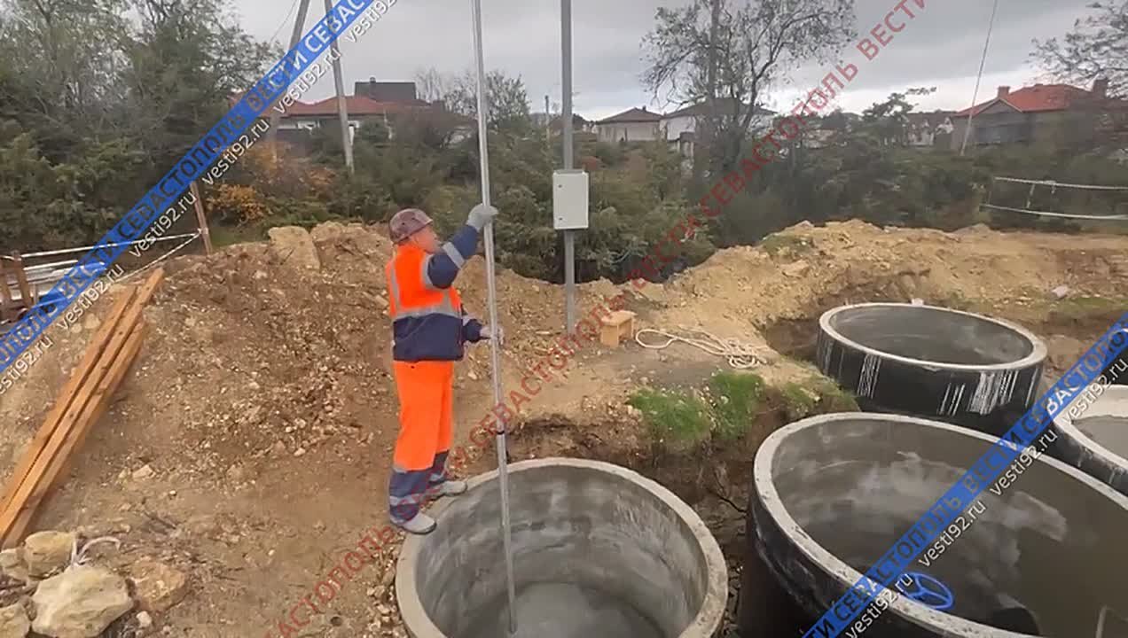 Сотрудники «Водоканала» прокладывают канализационные сети в районе улицы Амет-Хана Султана