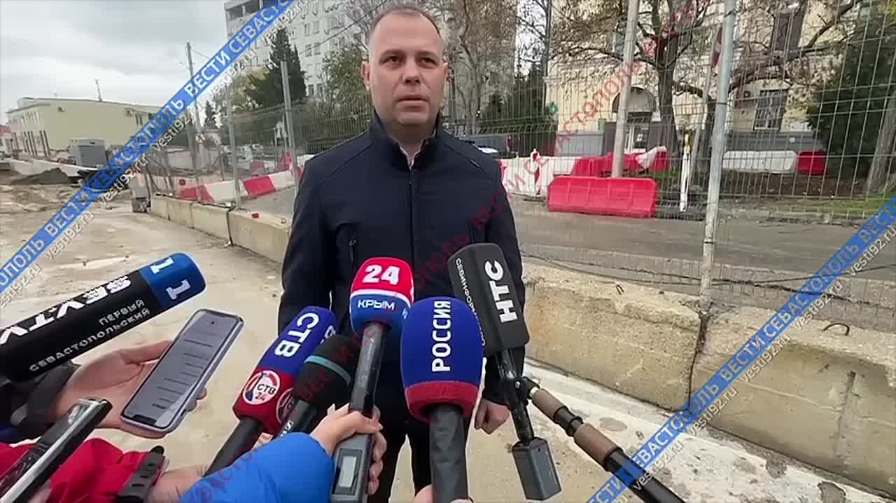 Наша съемочная группа находится на стройплощадке на улице Адмирала Октябрьского