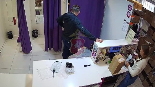 В Севастополе полицейские дадут правовую оценку ловкости рук клиента ПВЗ