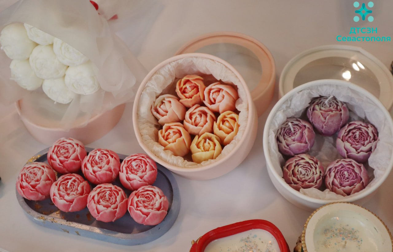 Мама - это человек, который умеет делать абсолютно всё, а иногда и несколько дел сразу Мама - это человек, который умеет делать абсолютно всё, а иногда и несколько дел сразу