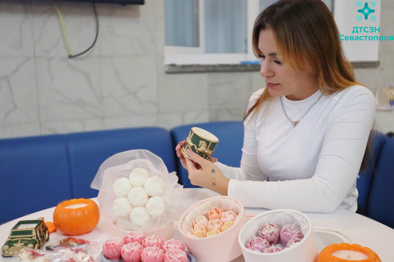 Мама - это человек, который умеет делать абсолютно всё, а иногда и несколько дел сразу Мама - это человек, который умеет делать абсолютно всё, а иногда и несколько дел сразу