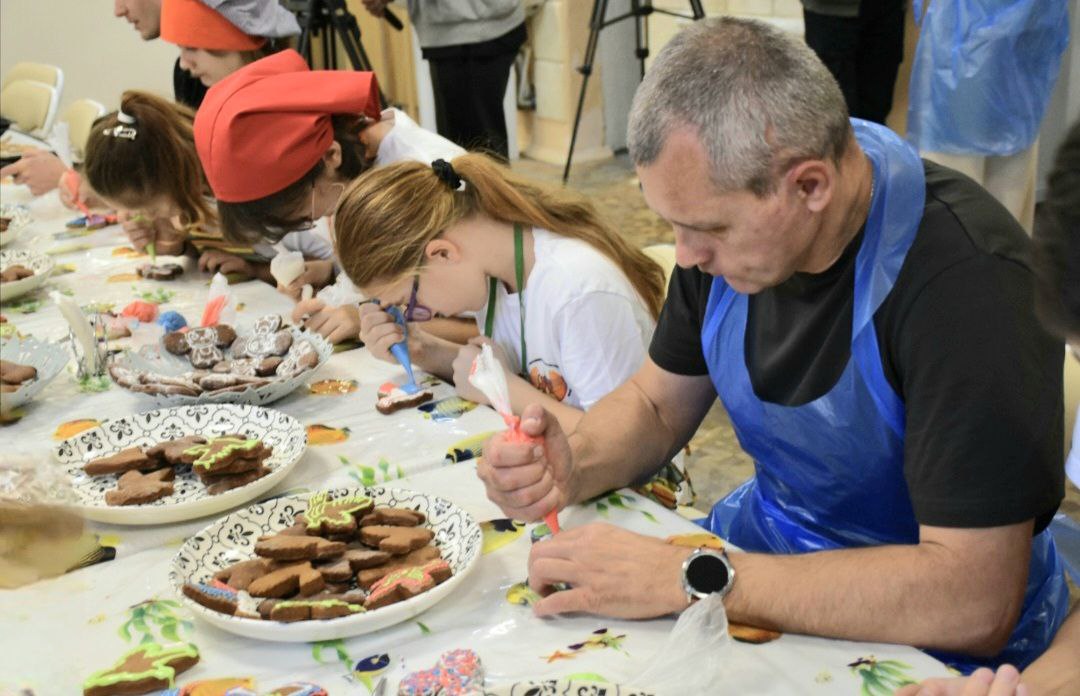 Участники программы "Севастополь — город Героев" вместе с воспитанниками детского дома испекли имбирные пряники для фронта Участники программы "Севастополь — город Героев" вместе с воспитанниками детского дома испекли имбирные пряники для фронта