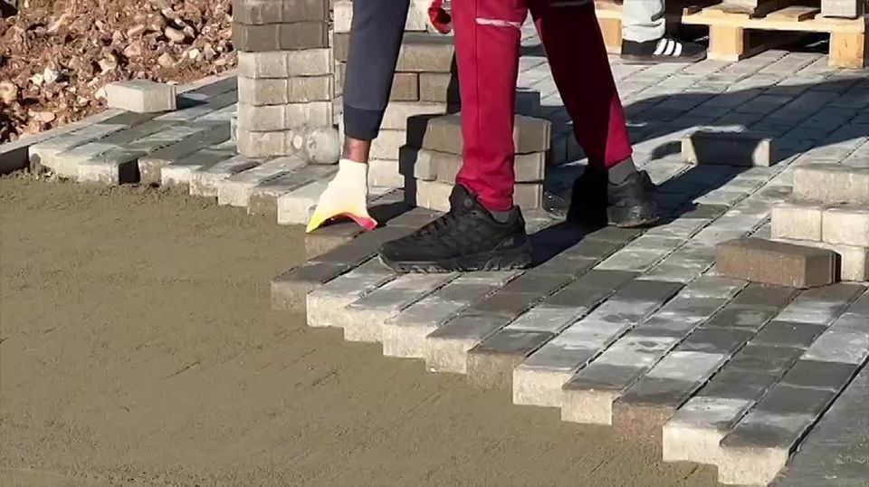 На проспекте Античном приступили к укладке асфальта со стороны улицы Корчагина