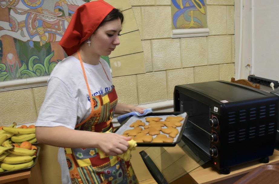 Участники программы "Севастополь — город Героев" вместе с воспитанниками детского дома испекли имбирные пряники для фронта Участники программы "Севастополь — город Героев" вместе с воспитанниками детского дома испекли имбирные пряники для фронта