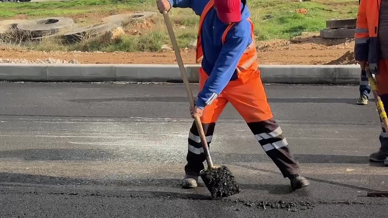 Работа на проспекте Античном кипит