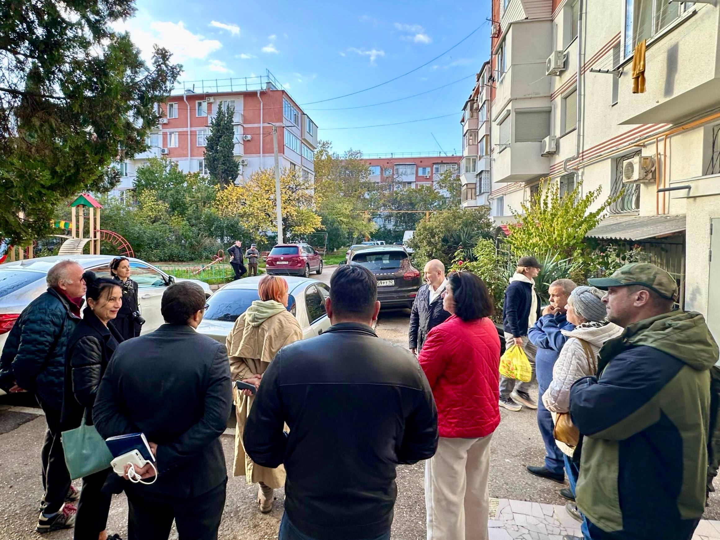 Владимир Немцев: Встретился с жителями дома № 14А по улице Надежды Островской, чтобы обсудить результаты ремонта в третьем и пятом подъездах многоквартирного дома