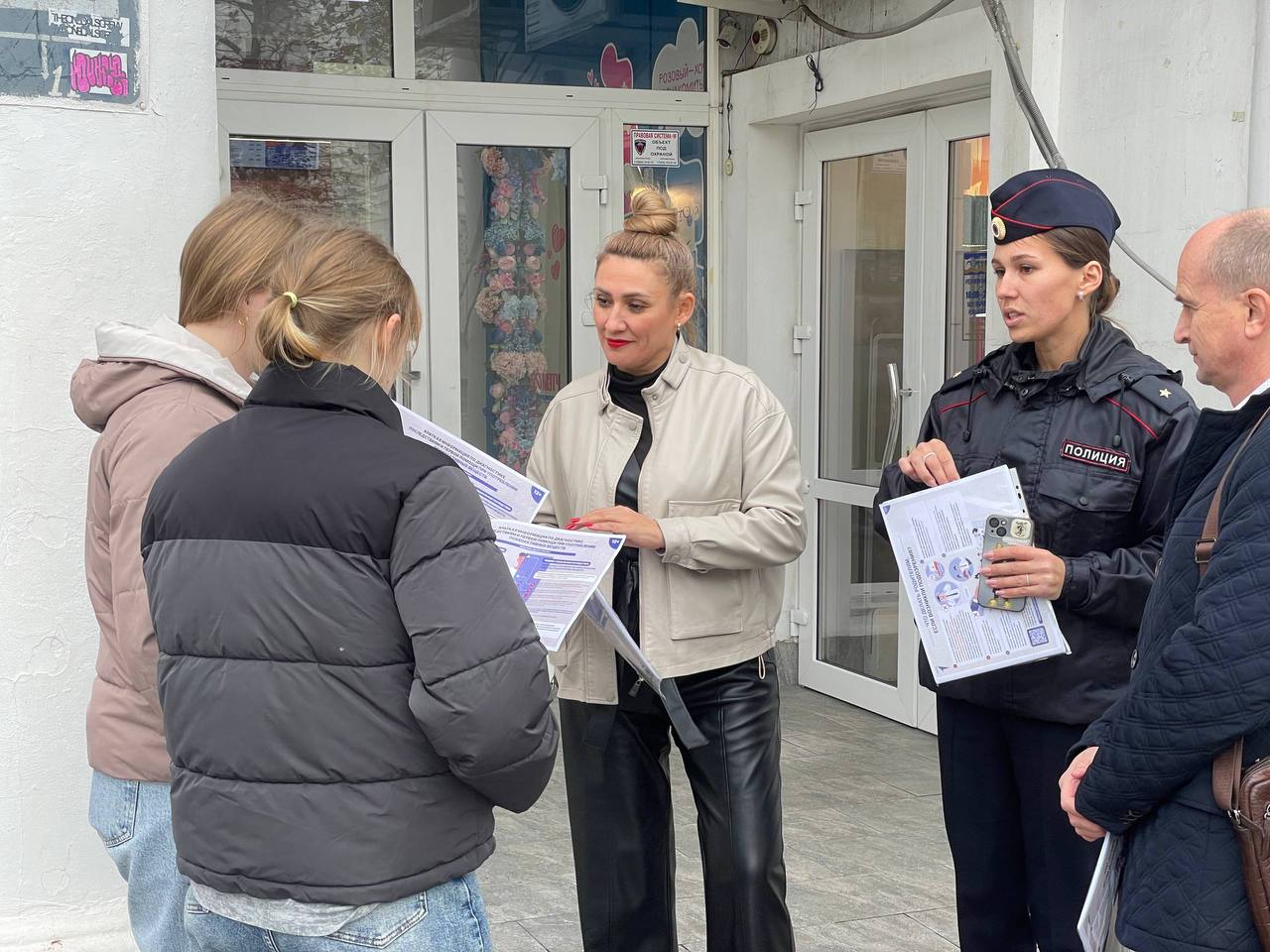 В Севастополе сотрудники полицейского наркоконтроля провели рейд по противодействию рекламе наркотиков В Севастополе сотрудники полицейского наркоконтроля провели рейд по противодействию рекламе наркотиков