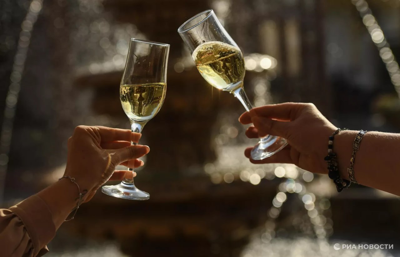 В России уровень потребления вина составляет около 3,5 литров на человека в год, рассказали РИА Новости в Ассоциации виноградарей и виноделов Севастополя