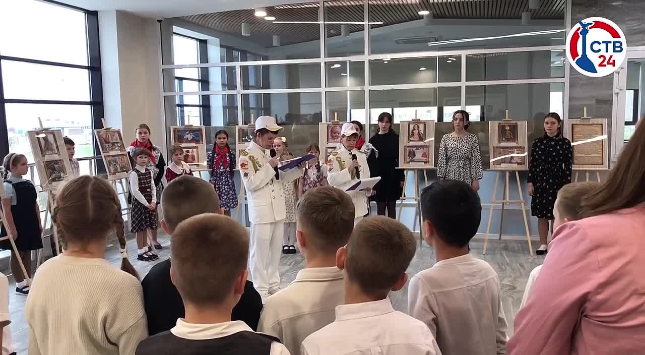 В центре «Бухта Казачья» открыли выставку «А были вместе — детство и война»