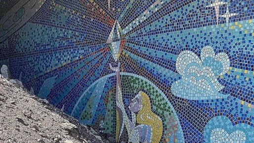 В Евпатории пытаются спасти мозаичное панно, что пока ещё украшает фасад бывшего пансионата «Алмазный»