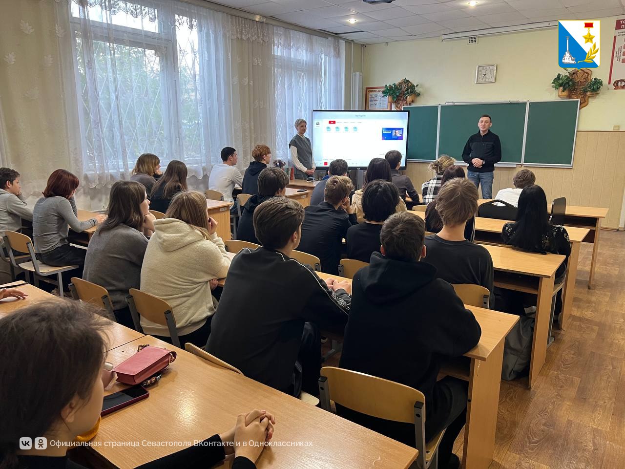 Урок мужества. О настоящей отваге, связи поколений и поддержке фронта со студентами колледжа сервиса и торговли поговорили поэтесса Мария Батюхно и ветеран спецоперации Егор Тимофеев