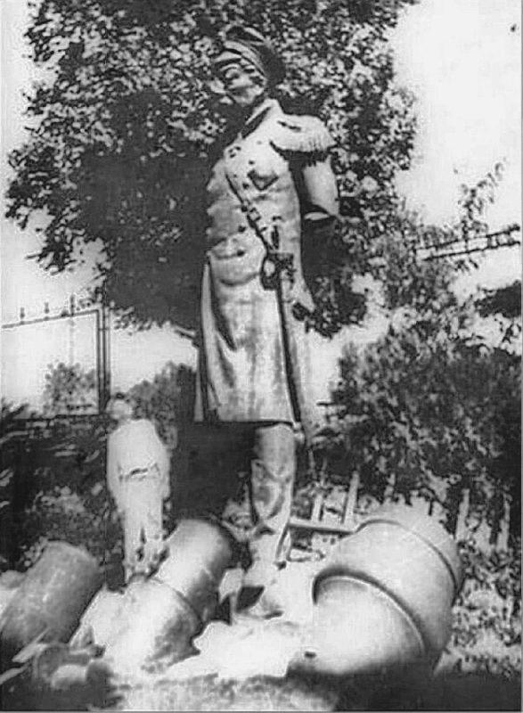 О том, каким был первоначальный вариант памятника Нахимову в Севастополе, — читайте в нашей публикации по ссылке О том, каким был первоначальный вариант памятника Нахимову в Севастополе, — читайте в нашей публикации по ссылке