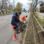 Водоканал: Рабочие моменты. Очищаем ливневые решетки, дождеприемники и лотки от листвы Фото Николая Ерёмина