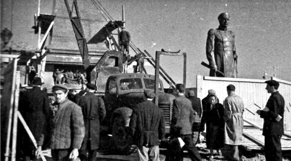 О том, каким был первоначальный вариант памятника Нахимову в Севастополе, — читайте в нашей публикации по ссылке О том, каким был первоначальный вариант памятника Нахимову в Севастополе, — читайте в нашей публикации по ссылке