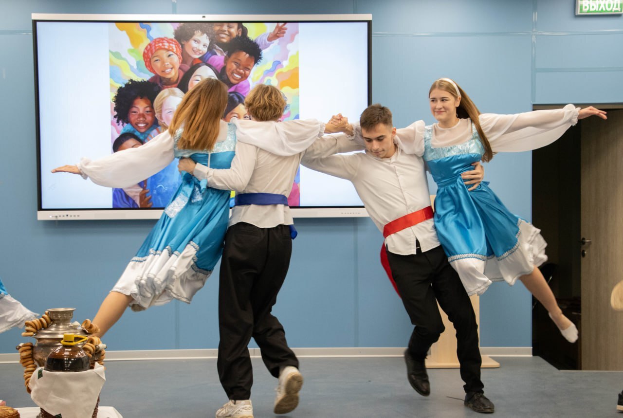 Фестиваль народов России!. В ГБОУ СОШ №13 им. А.И Фестиваль народов России!. В ГБОУ СОШ №13 им. А.И