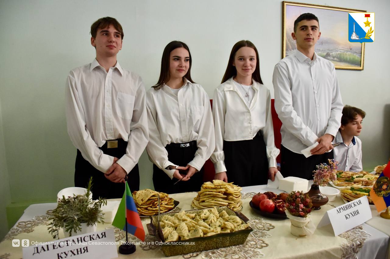 Юбилейный фестиваль национальной кухни народов Крыма и Севастополя объединил студентов и гостей разных культур Юбилейный фестиваль национальной кухни народов Крыма и Севастополя объединил студентов и гостей разных культур