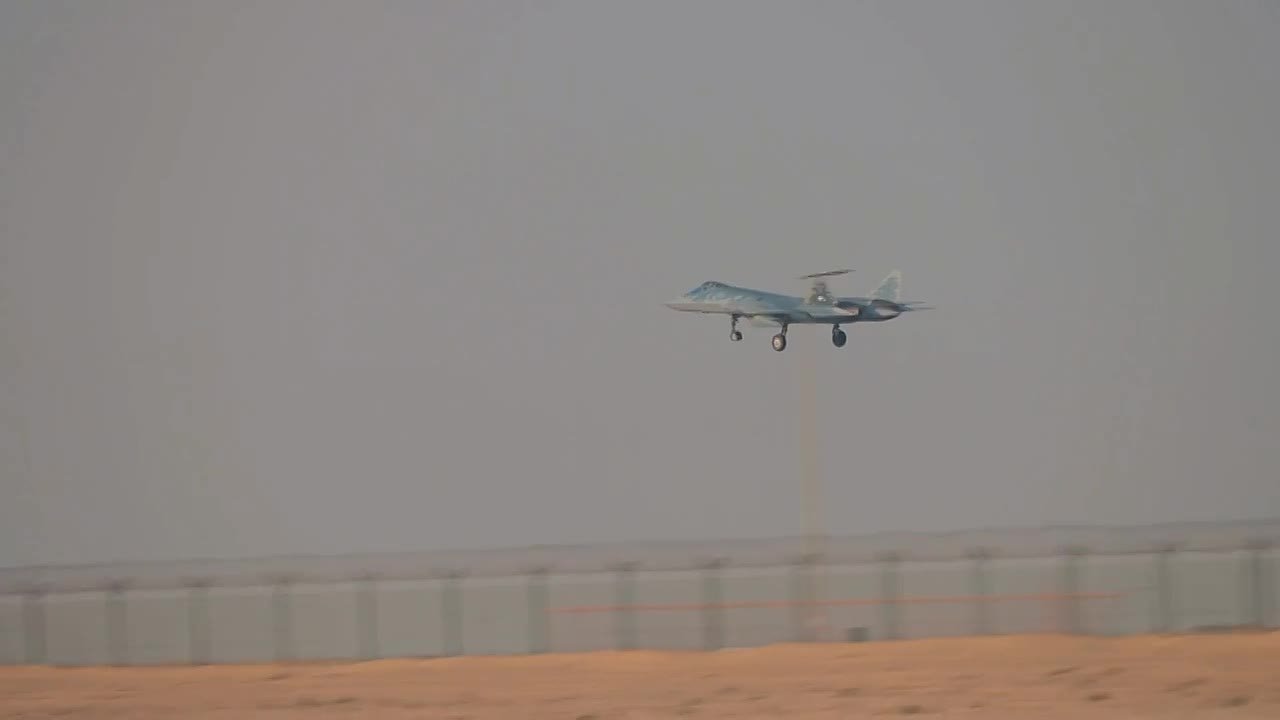 Российский истребитель пятого поколения Су-57Э «станцевал» в небе над Дубаем – Ростех