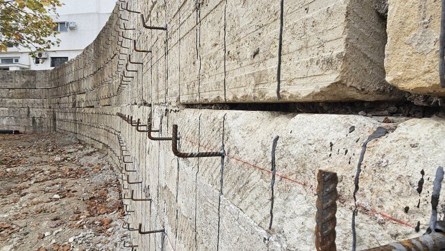 На улице Вакуленчука ремонтируют подпорные стены у жилых домов На улице Вакуленчука ремонтируют подпорные стены у жилых домов