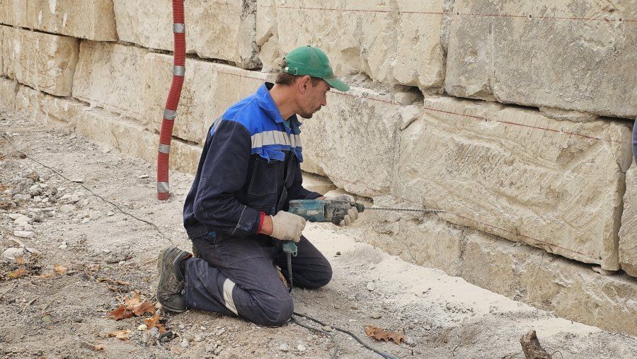 На улице Вакуленчука ремонтируют подпорные стены у жилых домов