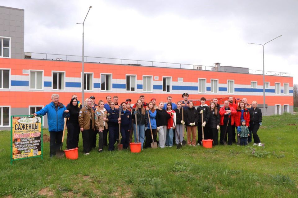 На территории пожарно-спасательной части Павловка высадили деревья На территории пожарно-спасательной части Павловка высадили деревья