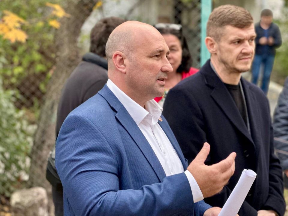 Владимир Немцев: Встретились с жителями улиц Глухова и Вакуленчука, чтобы обсудить два важных проекта: финальный этап проектирования детской площадки у дома №7 по улице Глухова и завершение благоустройства пешеходной зоны... Владимир Немцев: Встретились с жителями улиц Глухова и Вакуленчука, чтобы обсудить два важных проекта: финальный этап проектирования детской площадки у дома №7 по улице Глухова и завершение благоустройства пешеходной зоны...