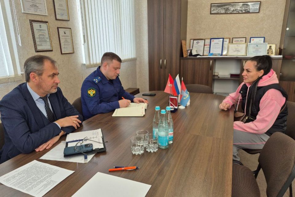 Прокурор Балаклавского района города Севастополя Александр Толстых и Уполномоченный по правам человека в городе Севастополе Павел Буцай провели выездной прием граждан в администрации города Инкермана Прокурор Балаклавского района города Севастополя Александр Толстых и Уполномоченный по правам человека в городе Севастополе Павел Буцай провели выездной прием граждан в администрации города Инкермана