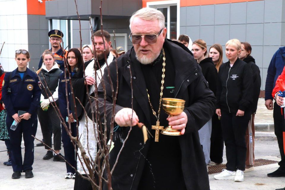 На территории пожарно-спасательной части Павловка высадили деревья На территории пожарно-спасательной части Павловка высадили деревья