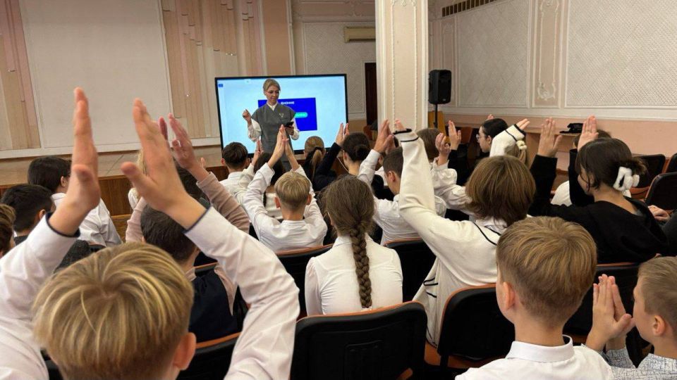 Игорь Михеев: В Севастополе стартовал проект, который помогает нашим ребятам узнать больше о красоте родного языка и литературы Игорь Михеев: В Севастополе стартовал проект, который помогает нашим ребятам узнать больше о красоте родного языка и литературы