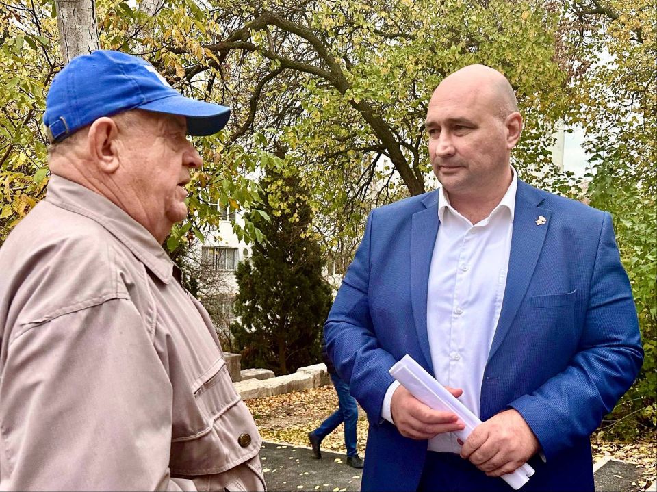 Владимир Немцев: Встретились с жителями улиц Глухова и Вакуленчука, чтобы обсудить два важных проекта: финальный этап проектирования детской площадки у дома №7 по улице Глухова и завершение благоустройства пешеходной зоны... Владимир Немцев: Встретились с жителями улиц Глухова и Вакуленчука, чтобы обсудить два важных проекта: финальный этап проектирования детской площадки у дома №7 по улице Глухова и завершение благоустройства пешеходной зоны...