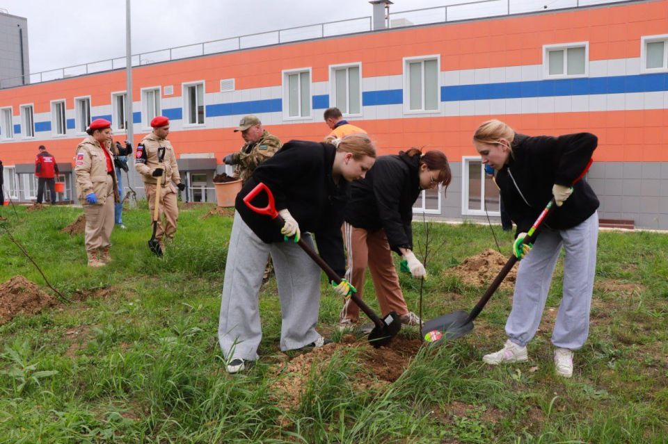 На территории пожарно-спасательной части Павловка высадили деревья На территории пожарно-спасательной части Павловка высадили деревья