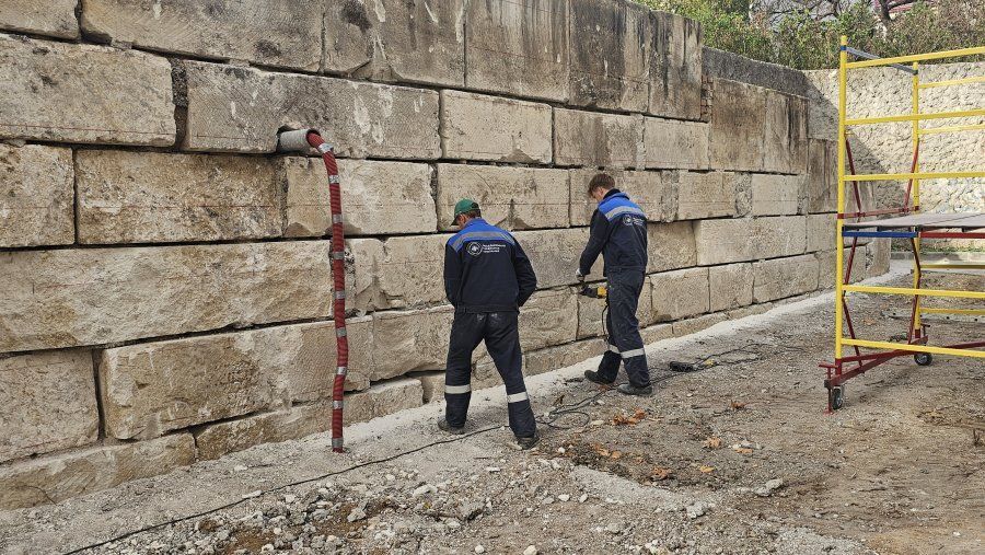 На улице Вакуленчука ремонтируют подпорные стены у жилых домов На улице Вакуленчука ремонтируют подпорные стены у жилых домов