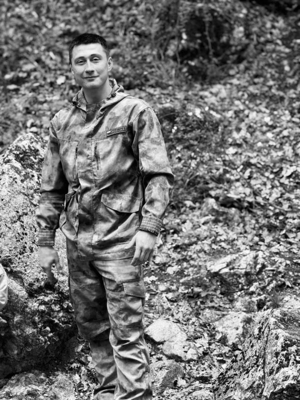 Михаил Развожаев: Сегодня проводили в последний путь разведчика-пулеметчика, гвардии матроса Ивана Андреевича Тарасова и заместителя командира взвода — командира отделения роты снайперов, гвардии сержанта Антона Сергеевича...