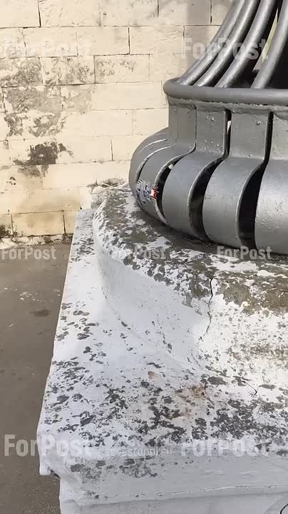 #Нам_пишут. Наконец-то разобрались с фонарями неподалёку от остановки «Памятник матросу Кошке»: дизайнерский элемент в конструкции фонарей стал удобным местом для того, чтобы избавиться от фантиков, бумажек и пакетов...