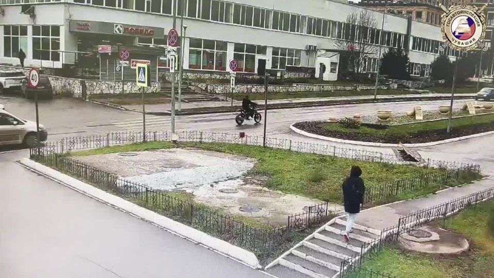 Не повторять!. 17-летний студент в Чебоксарах устроил демонстративное представление у зданий МВД и прокуратуры Чувашии Молодой человек продемонстрировал прямо под камеры видеонаблюдения номер под названием «питбайк на заднем...