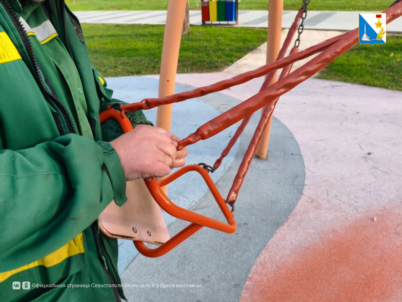 Специалисты «Парков и скверов» отремонтировали и очистили детскую площадку в парке Учкуевки Специалисты «Парков и скверов» отремонтировали и очистили детскую площадку в парке Учкуевки