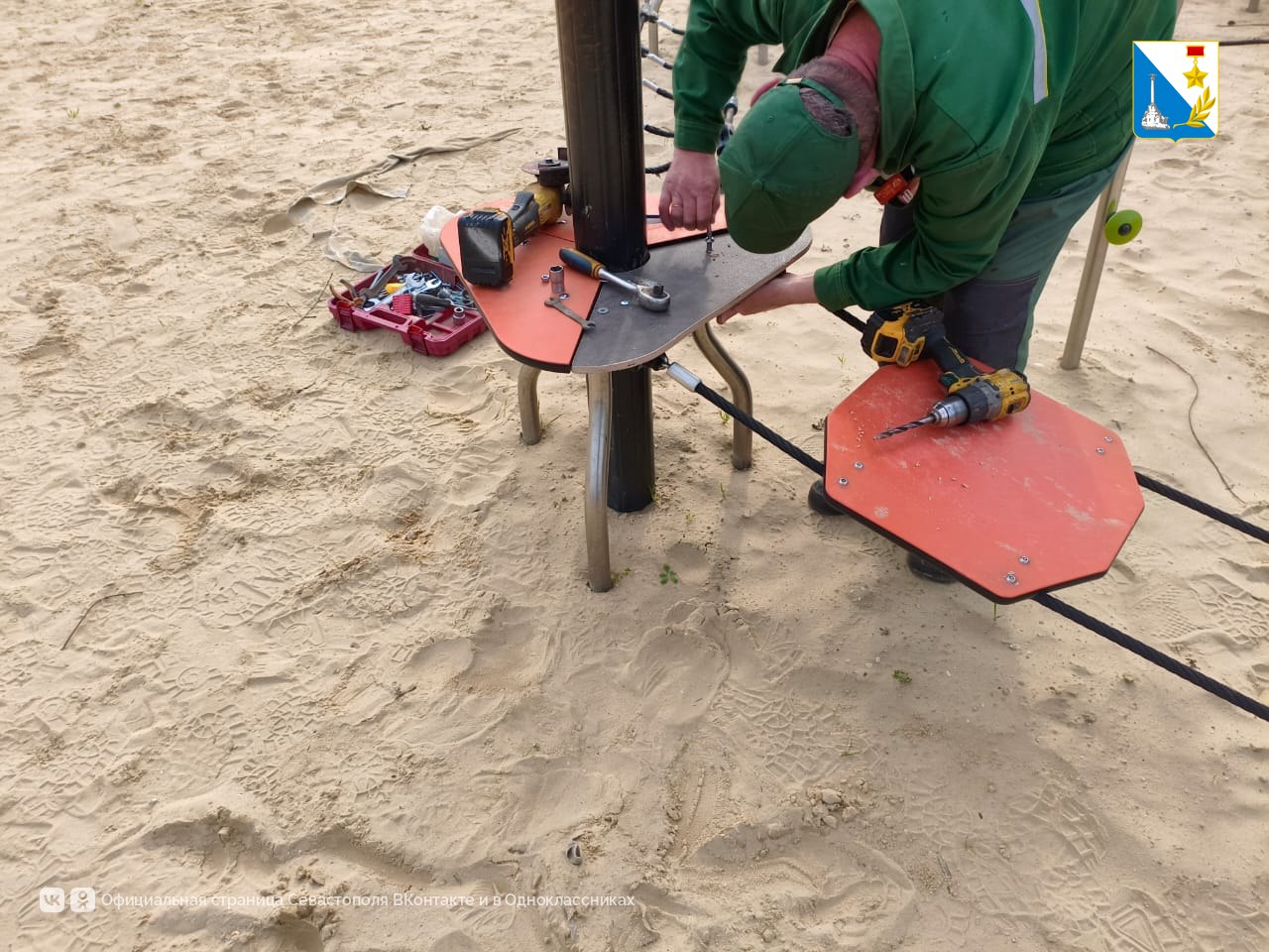 Специалисты «Парков и скверов» отремонтировали и очистили детскую площадку в парке Учкуевки Специалисты «Парков и скверов» отремонтировали и очистили детскую площадку в парке Учкуевки