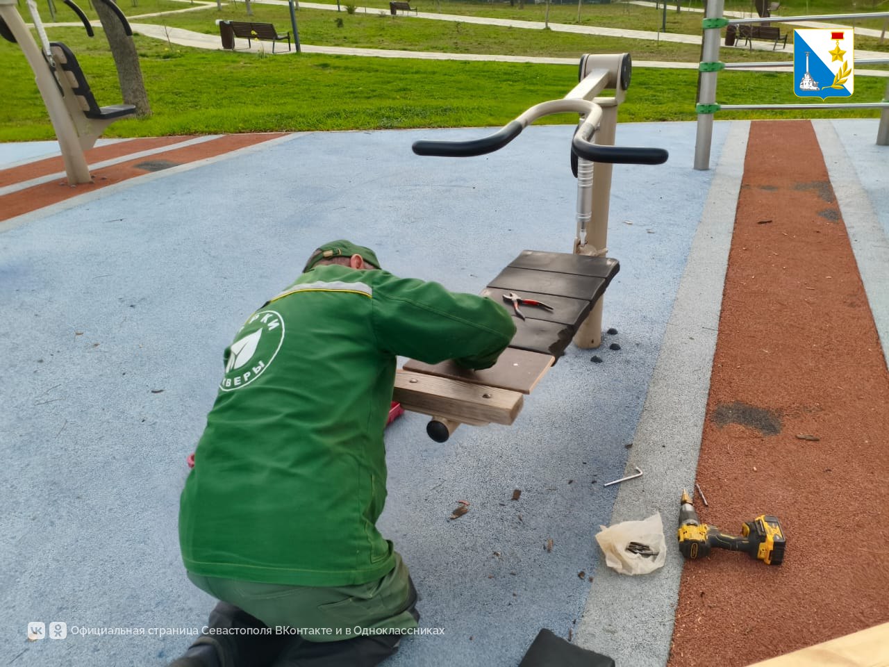 Специалисты «Парков и скверов» отремонтировали и очистили детскую площадку в парке Учкуевки Специалисты «Парков и скверов» отремонтировали и очистили детскую площадку в парке Учкуевки