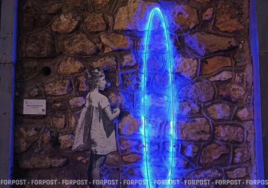 Арт-объект «Переход», появившийся в Севастополе благодаря конкурсу молодых дизайнеров «Культурный код», утратил свечение и стал совершенно незаметен на фоне стены