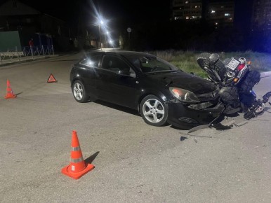 В Севастополе мотоциклист влетел в легковушку и травмировался