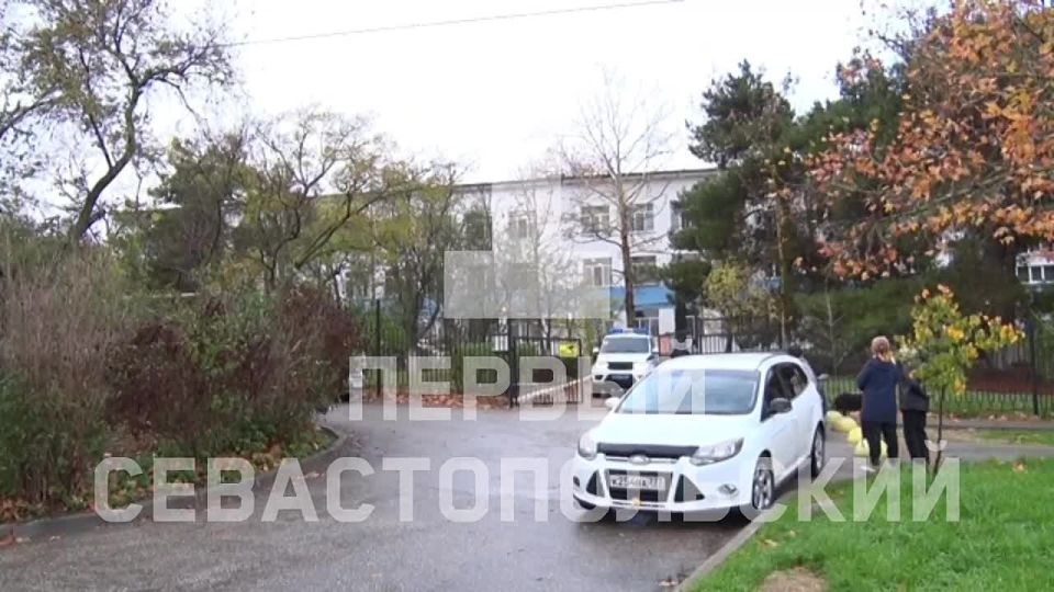 Правоохранители проверяют севастопольскую гимназию №24 после сигнала о минировании