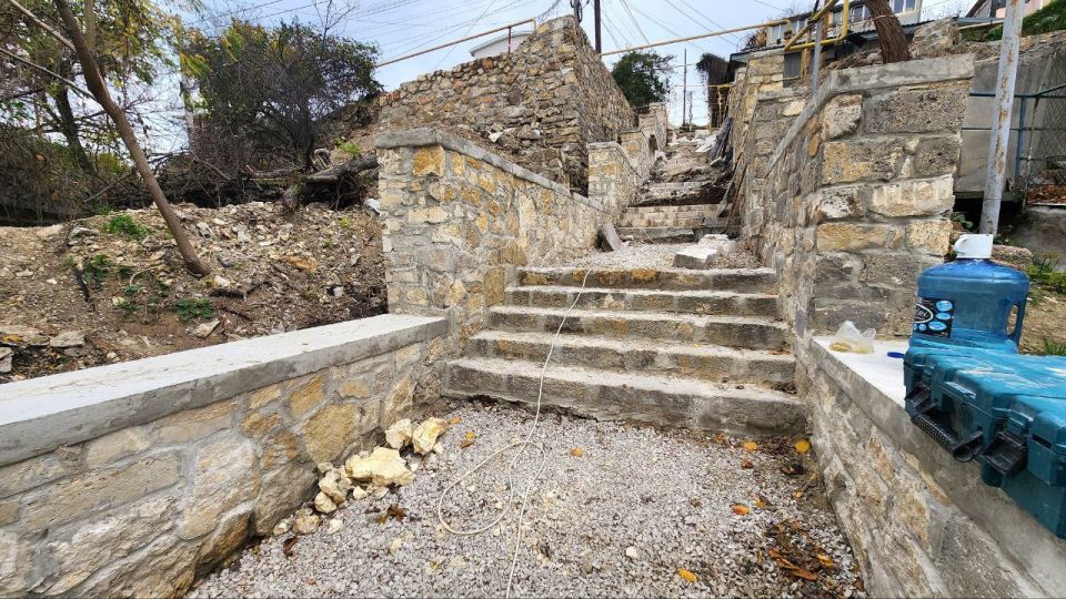 Продолжается капитальный ремонт подпорной стены по улице Фурманова