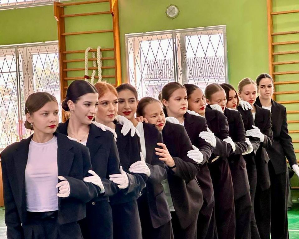 В Севастопольском торгово-экономическом техникуме прошёл яркий конкурс «Танцы с преподавателями»