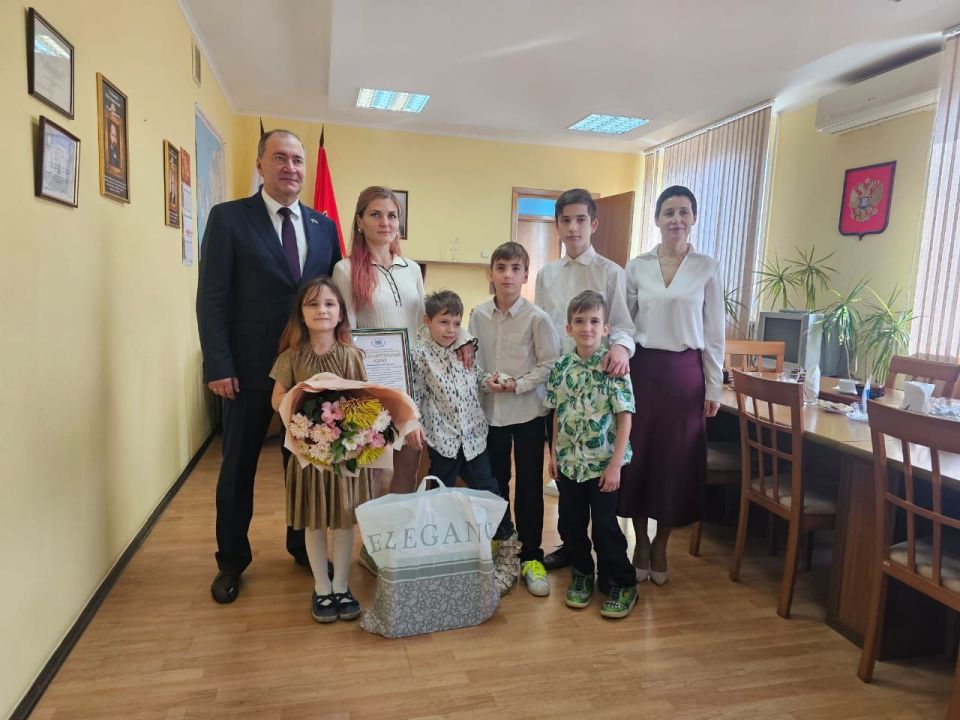 Дмитрий Белик: В преддверии Дня матери встретился с замечательной семьей Николайчук, победившей во Всероссийском конкурсе «Семья года-2025» в номинации «Многодетная семья» Дмитрий Белик: В преддверии Дня матери встретился с замечательной семьей Николайчук, победившей во Всероссийском конкурсе «Семья года-2025» в номинации «Многодетная семья»