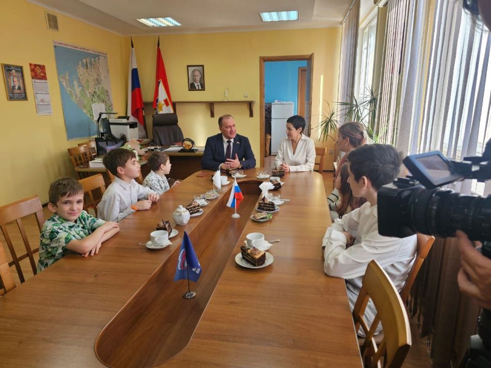 Дмитрий Белик: В преддверии Дня матери встретился с замечательной семьей Николайчук, победившей во Всероссийском конкурсе «Семья года-2025» в номинации «Многодетная семья» Дмитрий Белик: В преддверии Дня матери встретился с замечательной семьей Николайчук, победившей во Всероссийском конкурсе «Семья года-2025» в номинации «Многодетная семья»