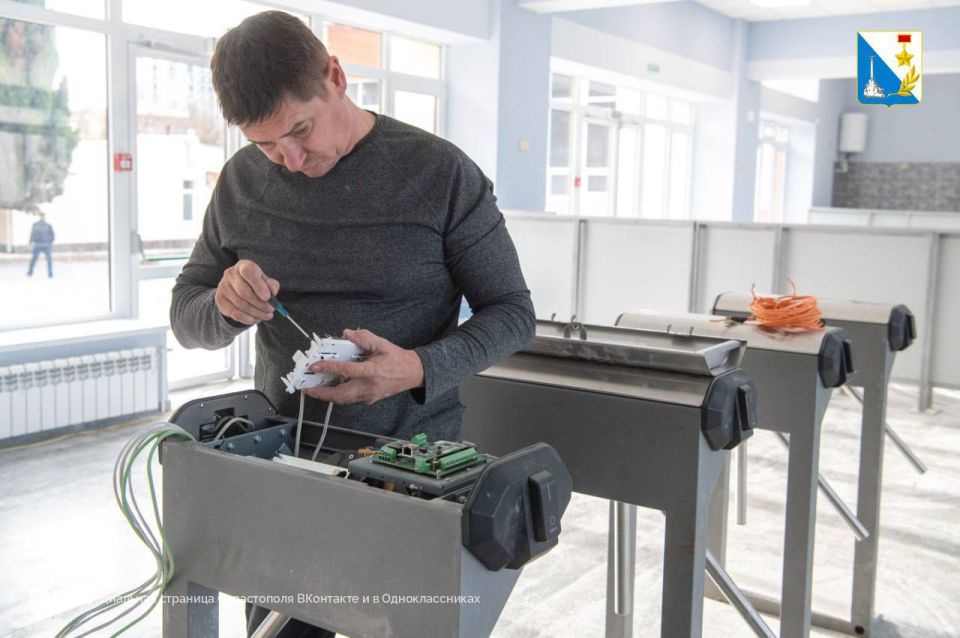 Губернатор Михаил Развожаев проверил ход капремонта в школе №34 Губернатор Михаил Развожаев проверил ход капремонта в школе №34